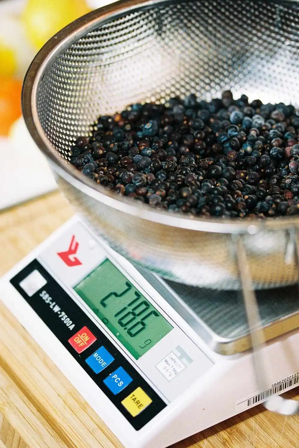 Wacholderbeeren auf der Waage